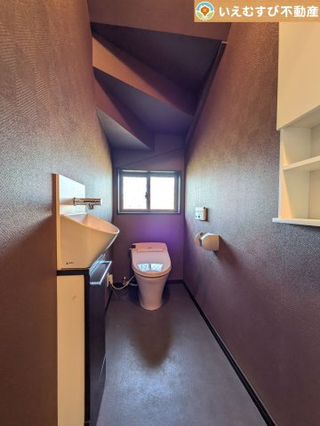 鴻巣市大芦　中古戸建のトイレ|シンプルで清潔感のあるトイレ
窓付きで明るく、お掃除しやすいシンプルな空間♪