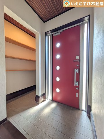 鴻巣市大芦　中古戸建の玄関|玄関がいつも片づくシューズインクローゼット
たっぷり入る収納設備で玄関がすっきり綺麗に過ごせると快適ですよね♪