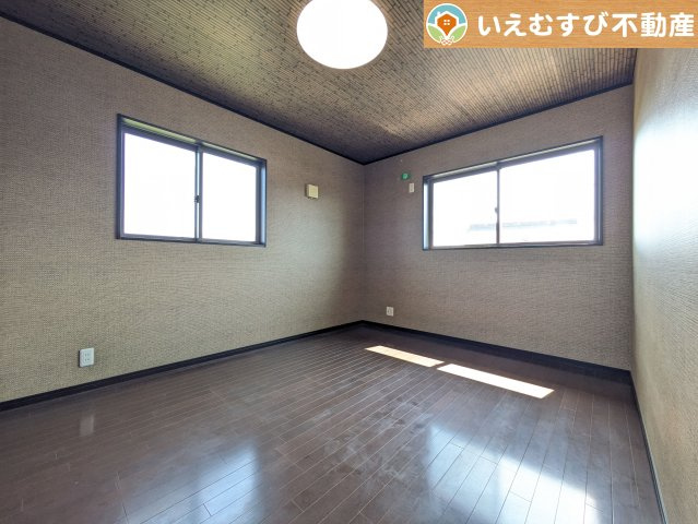 鴻巣市大芦　中古戸建の洋室|シンプルで明るいお部屋
2面採光で日当り良好！シンプルなお部屋なので自分で家具を選ぶのが楽しみですね！