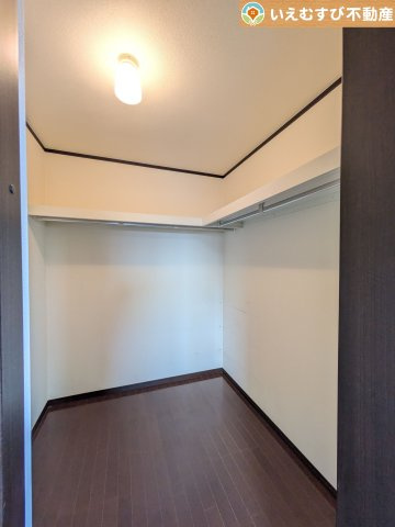 鴻巣市大芦　中古戸建の収納|たっぷりの収納力を備えたウォークインクローゼット
たくさん収納できるので季節物やかさばるバッグなども片付きます♪