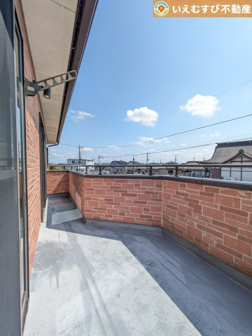 鴻巣市大芦　中古戸建のバルコニー|ゆとりの広さのバルコニー
南向きで採光たっぷりなのでお洗濯ものが乾きやすい♪おふとんを干すにも余裕の広さ！