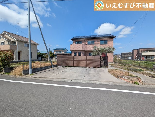 鴻巣市大芦　中古戸建の駐車場|並列3台駐車可能なゆとりのカースペース
複数台車をお持ちでも、お友達が遊びに来てもゆとりの駐車スペース！