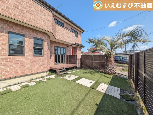 鴻巣市大芦　中古戸建の庭|庭に面したウッドデッキ付きが嬉しい！
お庭で遊ぶお子様の様子を眺めながらお茶をしたり、BBQをしたりと楽しみ色々！