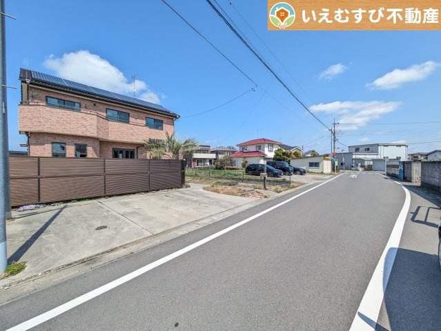 鴻巣市大芦　中古戸建の前面道路含む現地写真|充分な広さの5ｍ前面道路
間口が広くお車の出し入れも問題なく行えるスペースが確保されています♪