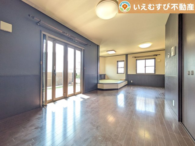 鴻巣市大芦　中古戸建の居間・リビング|自然光で満たされる明るく開放感溢れるリビング
たっぷりの採光で明るい空間。家族みんなでくつろげます♪