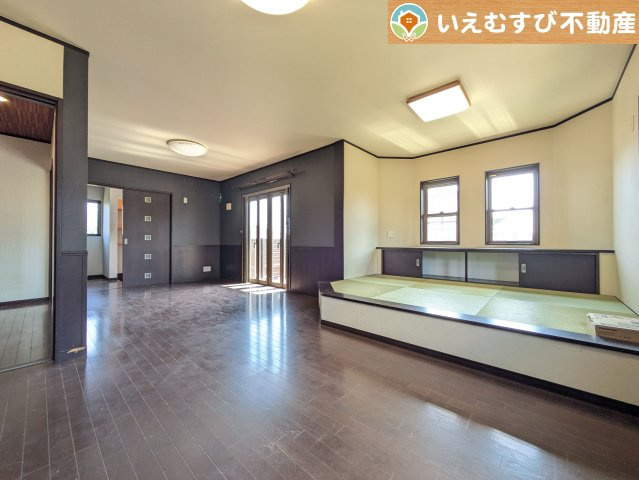 鴻巣市大芦　中古戸建の居間・リビング|開放感と家族との距離感にこだわったＬＤＫ
畳コーナー付きで採光たっぷりのリビングは家族みんなでくつろげそうですね♪