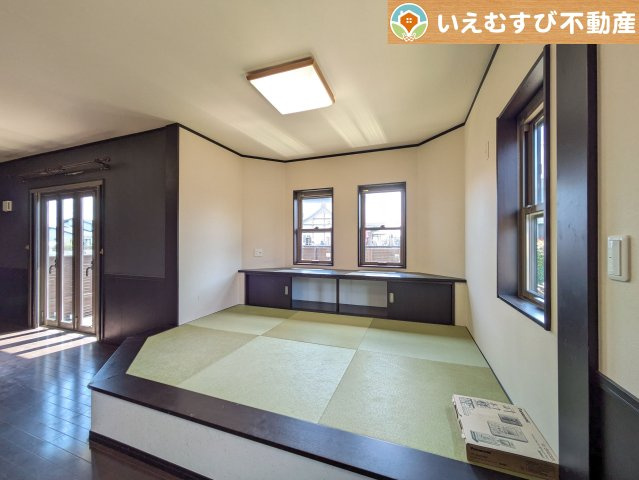 鴻巣市大芦　中古戸建の和室|タタミコーナーは小さなお子様のお世話に大活躍
LDK横なので来客時の接客スペースや、ちょっと休憩するにも便利です♪