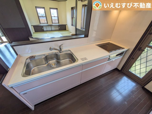 鴻巣市大芦　中古戸建のキッチン|機能性収納性に溢れるキッチン。
収納もたっぷり付いていてすっきり片付く！毎日楽しくお料理が出来そうです！