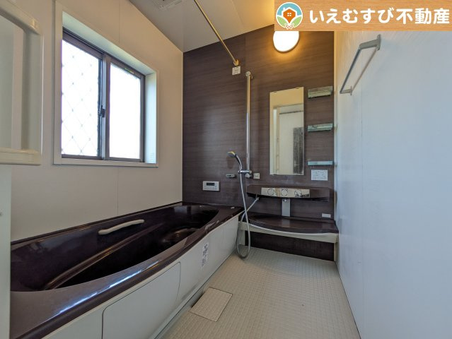 鴻巣市大芦　中古戸建の浴室|ブラウンの壁面はモダンで高級感のある雰囲気
落ち着いたカラーリングでくつろぎの浴室。一日の疲れをしっかり癒しましょう！