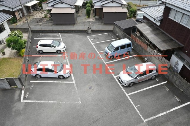 すかる里村【キャッシュバック対象物件】の駐車場|駐車場があるので、車を買う予定の方も安心です