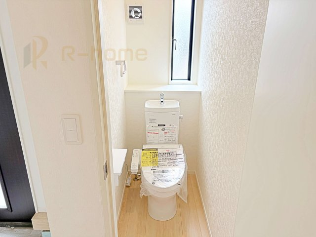 筑西市二木成第2　新築戸建て　1号棟のトイレ|温水洗浄便座付きのトイレ。
トイレが２ヵ所設置で朝の忙しい時間でも安心です。