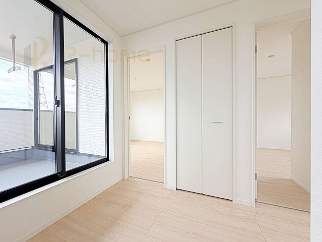 筑西市二木成第2　新築戸建て　1号棟のその他|掃除用具などの収納に便利なホール収納！バルコニーは居室を通らずホールから出入り可能♪