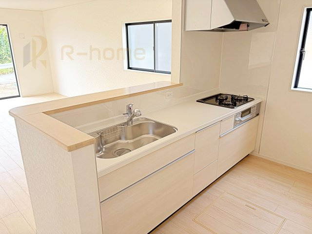筑西市二木成第2　新築戸建て　1号棟のキッチン|料理をしながら家族とコミュニケーションが取れる対面式システムキッチン。