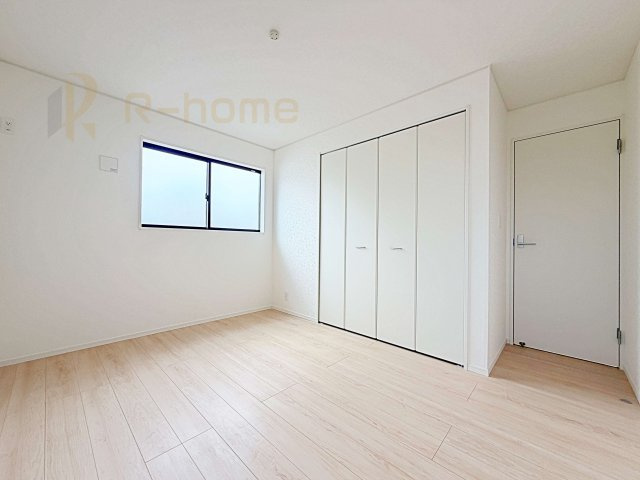 筑西市二木成第2　新築戸建て　1号棟の洋室|どんな部屋家具も合わせやすいシンプルな洋室！
たっぷりの日差しと心地よい風が舞い込む住まい♪