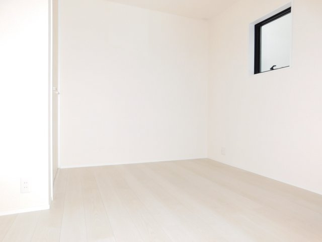 名古屋市南区中江２丁目の新築一戸建の洋室|◇１階洋室◇　　明るい洋室４．６９帖　全居室収納完備！　ＬＤＫと続き間で最大２３．６９帖！
