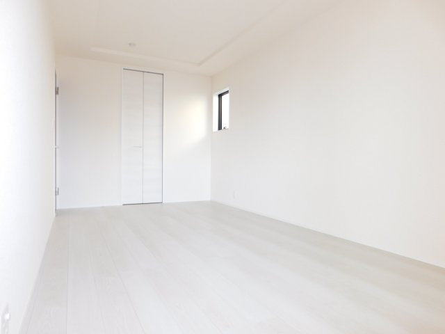 名古屋市南区中江２丁目の新築一戸建の洋室|◇２階洋室◇　　南面を含む２面採光で明るい洋室８．２５帖　大型ＷＩＣ完備！　バルコニー利用可♪