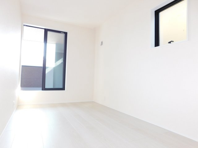 名古屋市南区中江２丁目の新築一戸建の洋室|◇２階洋室◇　　南面を含む２面採光で明るい洋室５．６３帖　全居室収納完備！　バルコニー利用可♪