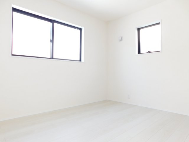 名古屋市南区中江２丁目の新築一戸建の洋室|◇２階洋室◇　　２面採光で明るい洋室５．５６帖　全居室収納完備！