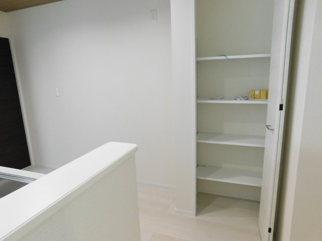 名古屋市南区中江２丁目の新築一戸建の収納|◇パントリー◇　　日用品のストックなどを収納できる可動棚付きのパントリー♪