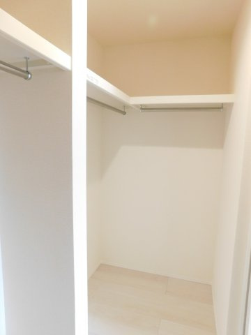 名古屋市南区中江２丁目の新築一戸建の収納|◇ウォークインクローゼット◇　　家族の洋服や季節の荷物など大容量収納できます♪