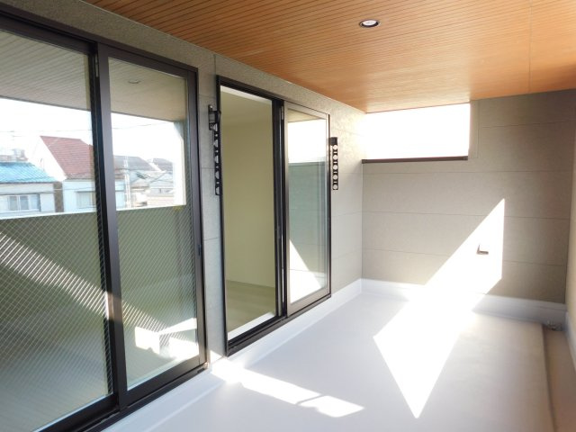 名古屋市南区中江２丁目の新築一戸建のバルコニー|◇バルコニー◇　　陽当たり良好なインナーバルコニー♪　ダウンライトと外部コンセント完備　洋室２部屋から利用できます♪