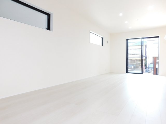 名古屋市南区中江２丁目の新築一戸建の居間・リビング|◇リビング◇　　南面を含む２面採光で明るいリビング１９．０帖　キッチン横にはパントリー完備！