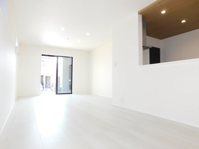 名古屋市南区中江２丁目の新築一戸建の居間・リビング|◇リビング◇　　南面を含む２面採光で明るいリビング１９．０帖　洋室と続き間で２３．６９帖の広々空間になります♪