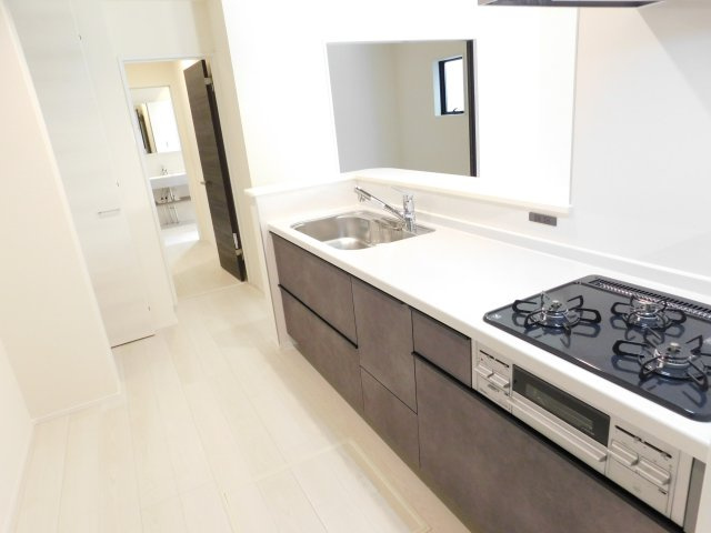 名古屋市南区中江２丁目の新築一戸建のキッチン|◇キッチン◇　　人気の対面式・人造大理石カウンター・浄水機能付ハンドシャワー・静音仕様シンク・スローインクローズレール・薄型換気扇・Ｓｉセンサーコンロ（３口）前面コンセント・・床下収納庫