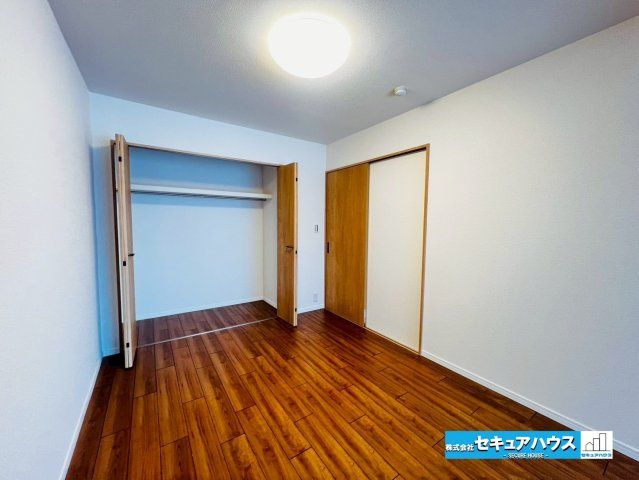 香久山パークスクエアN棟の洋室|【洋室6帖】
◆広々とした居住空間は日々の暮らしを彩り、心のやすらぎと満足感を与えてくれます。通風と採光を考慮した設計は子供たちはのびのび育ち、家族でくつろぎと団らんを生み出します。　　　　　　　　　
