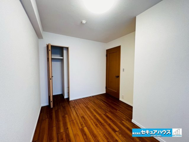 香久山パークスクエアN棟の洋室|【洋室6帖】
◆家族一人ひとりの大切なプライベート空間。趣味に合わせて使って頂けるようシンプルに仕上げてあります。暮らし心地を大きく左右する収納を、適材適所に配置し使い勝手を考慮しました。　　　　　　