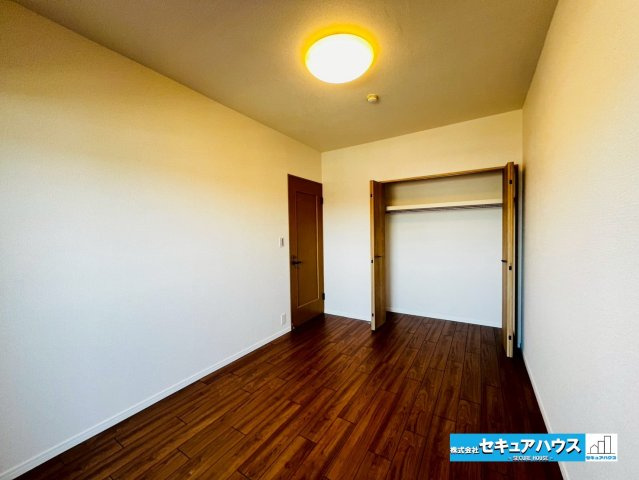 香久山パークスクエアN棟の洋室|【洋室7帖】
◆全居室収納付きの洋室です♪2面バルコニー＋出窓付きのため全居室採光、通風共に良好です♪
◆シンプルなお部屋となっているため、家具のレイアウトも自由に選ぶことができます。　　　　　　　　