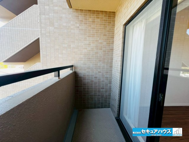 香久山パークスクエアN棟のバルコニー|【バルコニー】
◆見晴らしもよく、太陽の温かな温もりをめいっぱい受け止めてくれます。
太陽の光と爽やかな風を受けたお洗濯物はあっという間に乾き、取りこむ時には太陽の匂いを感じられそうですね。　　　　　