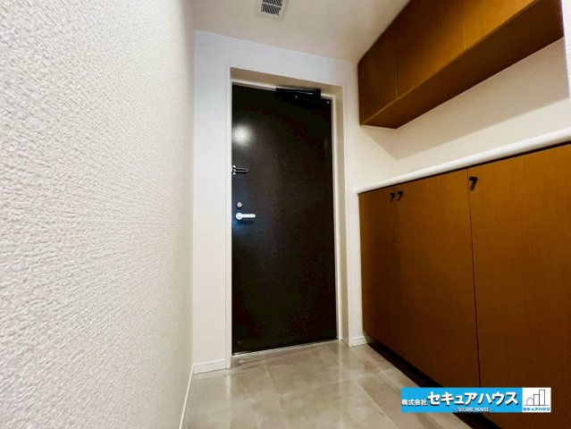 香久山パークスクエアN棟の玄関|【玄関】
◆シューズボックス付きの玄関です。収納豊富なため玄関周りがスッキリと片付きます。
シューズボックス上スペースに小物や写真、鍵等を置くこともできます。
◆フロアタイル貼替済みです♪　　　　　　
