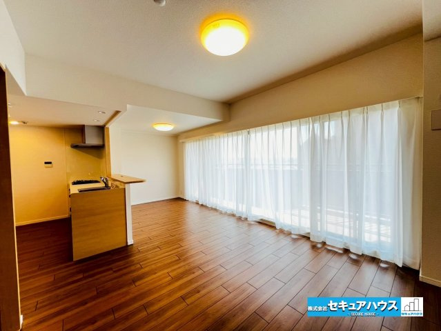 香久山パークスクエアN棟の居間・リビング|【LDK15.7帖】
◆家族揃ってリビングで過ごすお休みの日が、楽しみになる場所となることでしょう。
◆対面式のオープンキッチンは、家事をしながら家族の様子が一目でわかる安心＆便利設備♪　　　　　　　