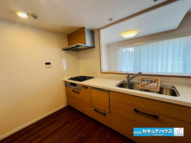 香久山パークスクエアN棟のキッチン|【広々キッチンスペース】
◆家族で横に並んで料理することができる広さです。
◆背面にカップボード等も設置可能です！
◆ダウンライトにより明るいキッチンとなっているためお料理の見栄えも良くなります。　　