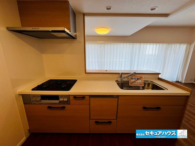 香久山パークスクエアN棟のキッチン|【広々キッチンスペース】
◆同時にたくさんの料理が調理できる。「焼く・蒸す・煮る」の工程を同時進行で進めることができるので料理を素早く作ることができます。
◆食洗機付きのため洗い物の時短に繋がります♪