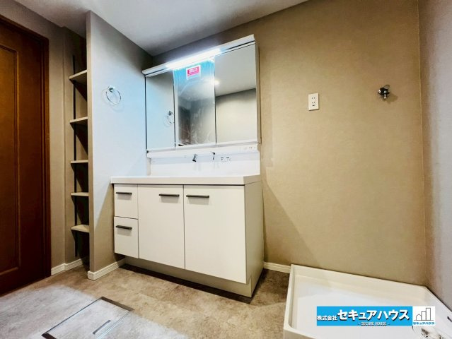 香久山パークスクエアN棟の独立洗面台|【独立洗面化粧台】
◆鏡の裏にはたっぷりと収納スペースを標準装備！
◆電源を付属しているのでドライヤーなど利用できます。
◆洗面台横にもタオル等を収納できる棚がございます。　　　　　　　　　　　　　　