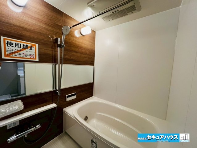 香久山パークスクエアN棟の浴室|【浴室】
◆アクセントパネルで落ち着きのある雰囲気を演出します。毎日の疲れを癒やすバスタイムをお楽しみ下さい！
◆追い炊き機能の備わったオートバス付きの為常に温かいお風呂に入ることができます。　　　　