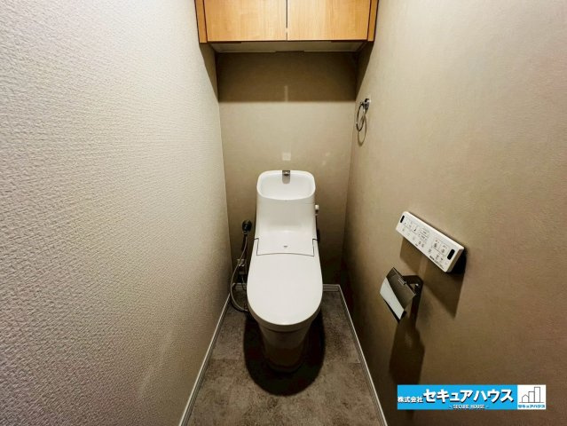 香久山パークスクエアN棟のトイレ|【高機能トイレ】
◆高機能トイレの多くは便器のフタの開閉が自動であり、使用後に手動で水を流す面倒もなく非常に便利です。スタイリッシュな見た目で、お掃除しやすく、節水効果が高いです。　　　　　　　　　　