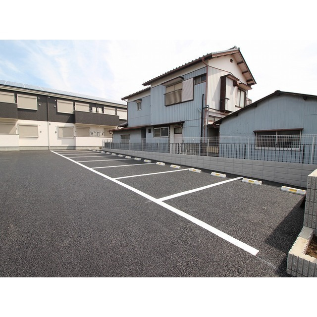 アムールMoonの駐車場