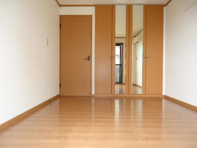 フェアリー芳明の洋室