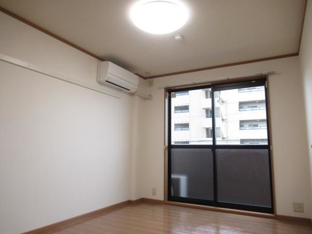 フェアリー芳明の洋室