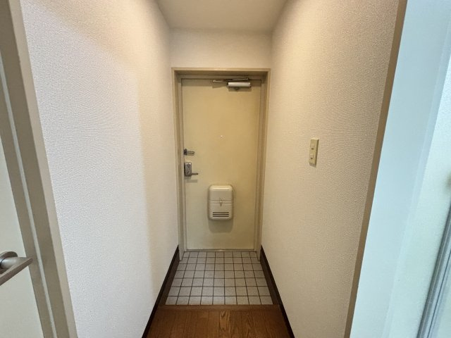 角ビルの玄関