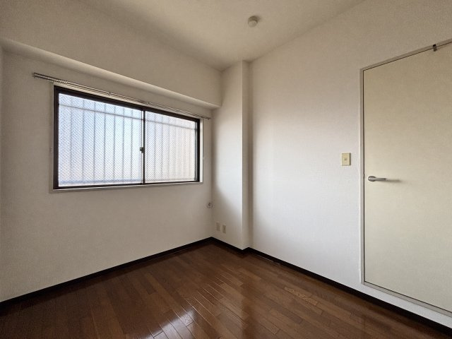 角ビルの洋室