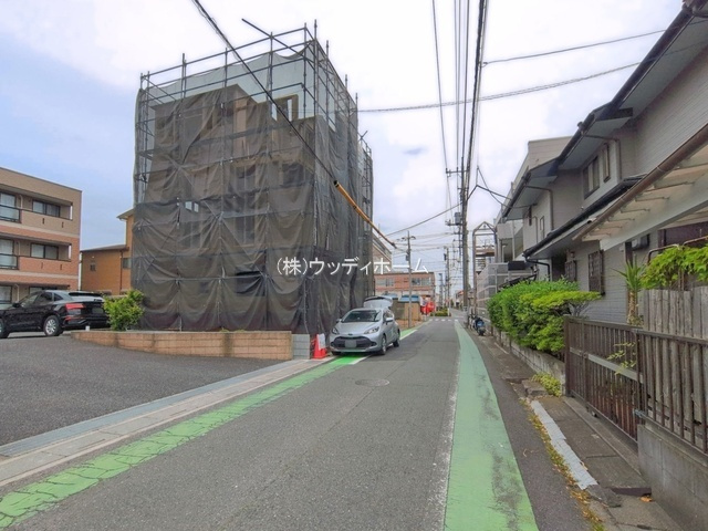 越谷市大沢2丁目　新築一戸建ての前面道路含む現地写真