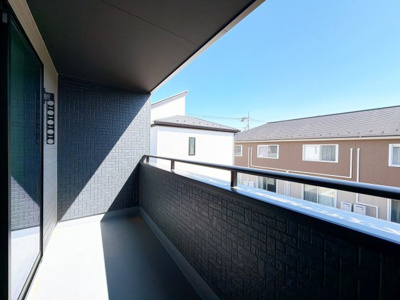 【バルコニー】 | 前橋市関根町　GRAFARE | 日当たりの良いバルコニーで毎日の暮らしに明るさとゆとりを。洗濯物もよく乾き、季節の移ろいを感じながら過ごせます。