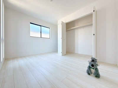 【洋室】 | 前橋市関根町　GRAFARE | 広さはお子様の勉強部屋にも適した広さ！
勉強机や本棚などの家具を置いてもフリースペースも確保することができます。