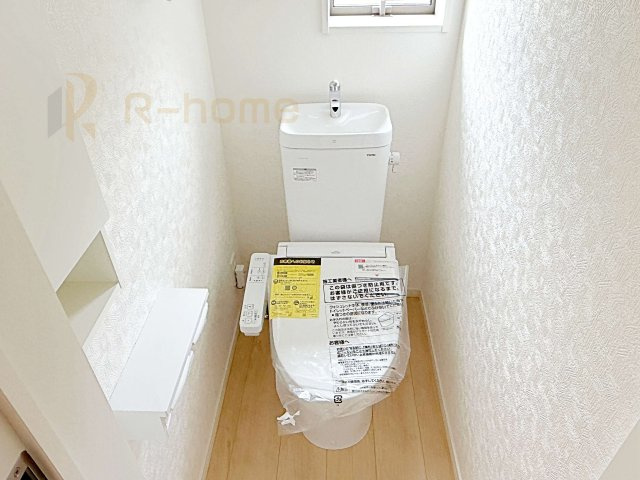 筑西市二木成第2　新築戸建て　3号棟のトイレ|温水洗浄便座付きのトイレ。
トイレが２ヵ所設置で朝の忙しい時間でも安心です。