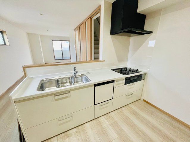 西七条北衣田町　建築条件付土地　３階建プランのキッチン|【施工例】料理中もリビングのご家族とコミュニケーションが取れる対面キッチン！お子さまの様子を見守りながら調理できます！