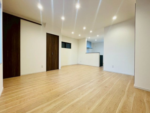 西七条北衣田町　建築条件付土地　３階建プランの居間・リビング|【施工例】リビング階段を採用することで、家族が顔を合わせる機会が自然と増えそうですね♪